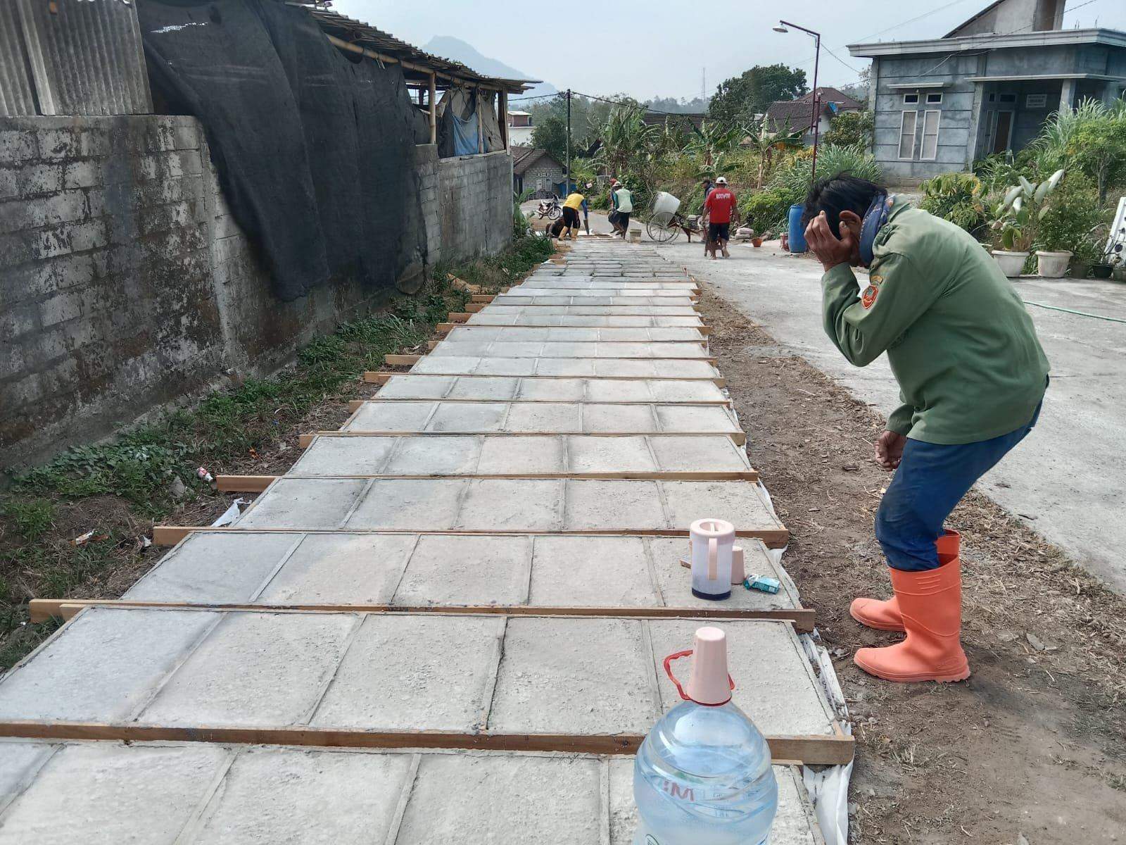 Warga bergotong royong meratakan jalan yang rusak menuju Puncak Srege."