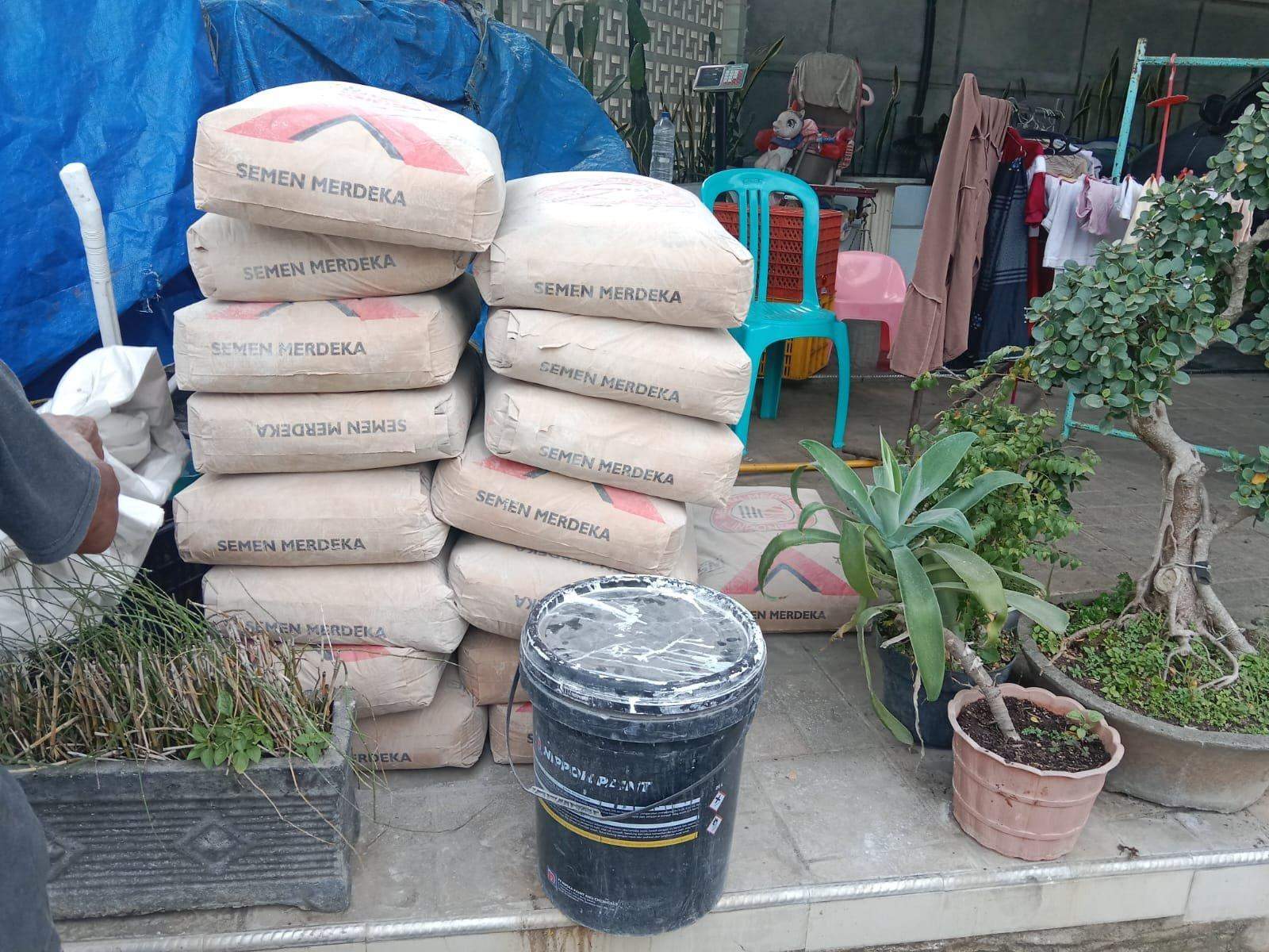 Proses ngerot lahan untuk cetak paving blok di area wisata Puncak Srege."