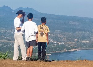SEMANGAT GOTONG ROYONG DI PUNCAK SREGE! Warga Ngantang Kerja Bakti Benahi Jalan Hingga Cetak Paving Blok