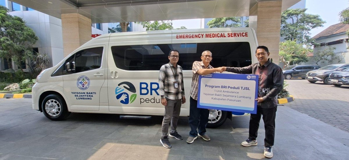 BRI REGION 13 MALANG SERAHKAN AMBULANS TOYOTA HIACE UNTUK YAYASAN BAKTI SEJAHTERA LUMBANG