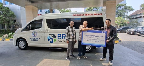 BRI REGION 13 MALANG SERAHKAN AMBULANS TOYOTA HIACE UNTUK YAYASAN BAKTI SEJAHTERA LUMBANG